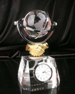 供應(yīng)時來運轉(zhuǎn)水晶工藝品系列 握手水晶與鐘表水晶的鑒賞與選購指南